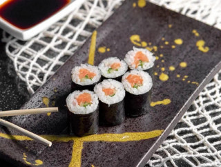 Маки ролл с красной рыбой 