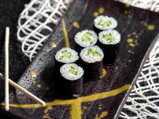 Маки ролл с авокадо