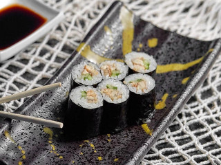 Маки ролл с угрём