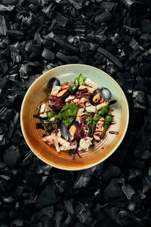 Салат с морепродуктами и страчателлой